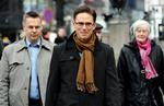 POLITIKERDEBAT. Jyrki Katainen (i midten) vil undgå, at parlamentarikere og ministre opgiver at mødes med vælgerne af sikkerhedshensyn. 
