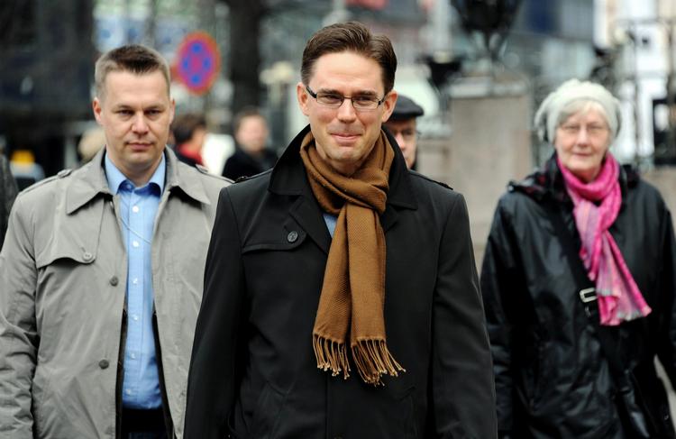 POLITIKERDEBAT. Jyrki Katainen (i midten) vil undgå, at parlamentarikere og ministre opgiver at mødes med vælgerne af sikkerhedshensyn. 