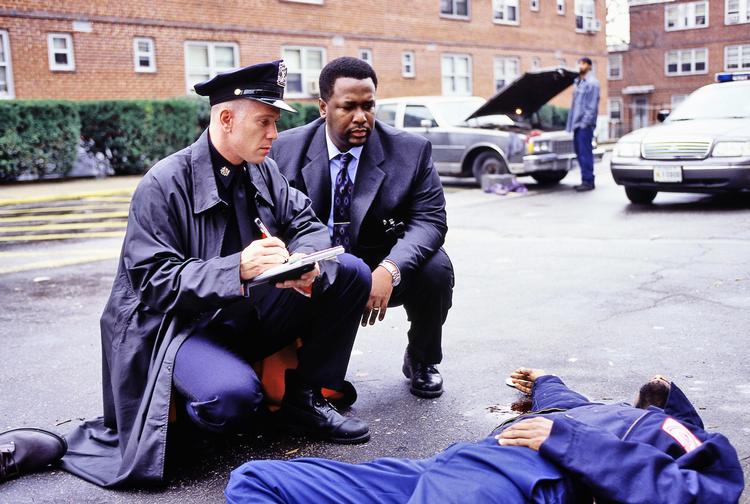 Ujævn. 'Fjernsyn for viderekomne' er lidt ujævn i sit fokus, og så har den et mediehistorisk perspektiv, der handler om amerikansk broadcast og næsten ignorerer såvel dvd-markedet som den danske reception af disse serier. 