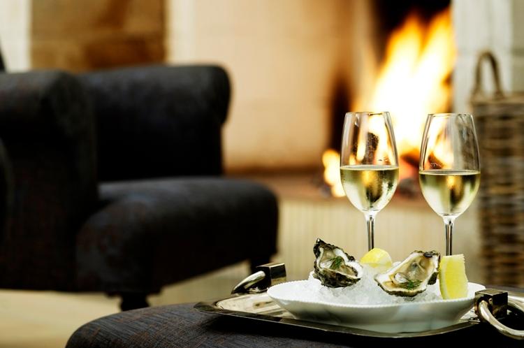 forkælelse. Hos Nimb Bar kan man begynde søndagen med et glas champagne foran kaminen. 