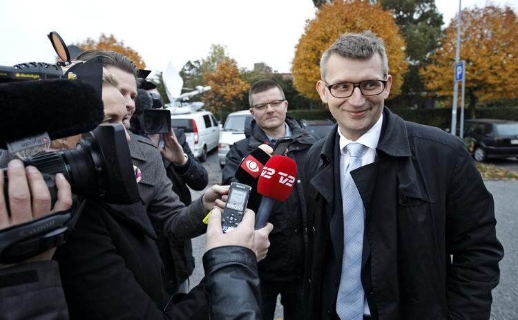 AFHØRING. Der var stor interesse for den tidligere skatteminister, da han dukkede op ved Skattesagskommissionens lokaler. 
