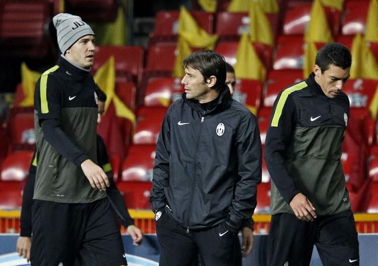 KARANTÆNERAMT. Til træningerne må Antonio Conte (i midten) gerne være på banen, men under kampe er han i yderligere en måneds tid ramt af karantæne. 