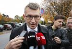 Grillet. Troels Lund Poulsen blev mødt af et solidt presseopbud, da han ankom til kommissionens bygning i Buddinge, men han gemte svarene til udspørgeren indenfor. 