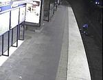 AFSLØRING. Sikkerhedskameraer på tunnelbanestationen filmede tyveriet fra den kvæstede mand - og ulykken kort efter, hvor offeret blev kørt over af toget. Billederne var med til at afsløre gerningsmanden. 