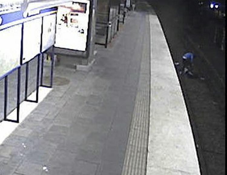AFSLØRING. Sikkerhedskameraer på tunnelbanestationen filmede tyveriet fra den kvæstede mand - og ulykken kort efter, hvor offeret blev kørt over af toget. Billederne var med til at afsløre gerningsmanden. 