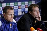 sejrsformel. FCN-trænerens forlængede arm på banen, anfører Nicolai Stokholm (tv), til pressemødet før kampen i går. 