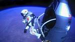 hop. Felix Baumgartner forlader sin kapsel i 39 kilometers højde. På vej ned sætter han fire verdensrekorder. 