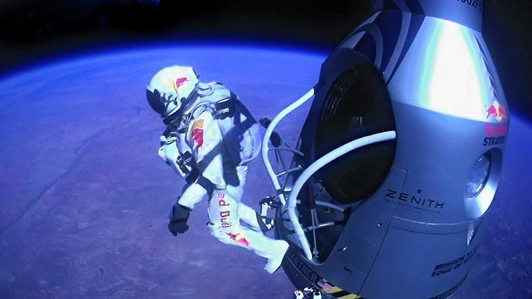 hop. Felix Baumgartner forlader sin kapsel i 39 kilometers højde. På vej ned sætter han fire verdensrekorder. 