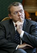 tavs. Det vurderes, at det blandt andet er af strategiske årsager , at Lars Løkke Rasmussen vælger at holde sig i baggrunden. Regeringen klarer glimrende at grave grøfter for sig selv. 