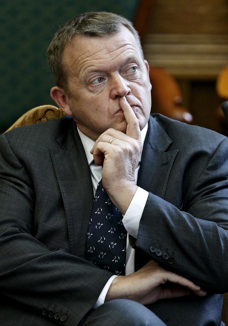tavs. Det vurderes, at det blandt andet er af strategiske årsager , at Lars Løkke Rasmussen vælger at holde sig i baggrunden. Regeringen klarer glimrende at grave grøfter for sig selv. 