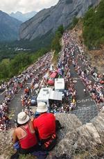 episk. Et af de mest publikumsbesøgte steder i Tour de France er Alpe d'Huez, hvor store afgørende slag er blevet udkæmpet. Billedet er fra etapen i 2004, hvor Lance Armstrong vandt etapen med afslutning på bjerget. 