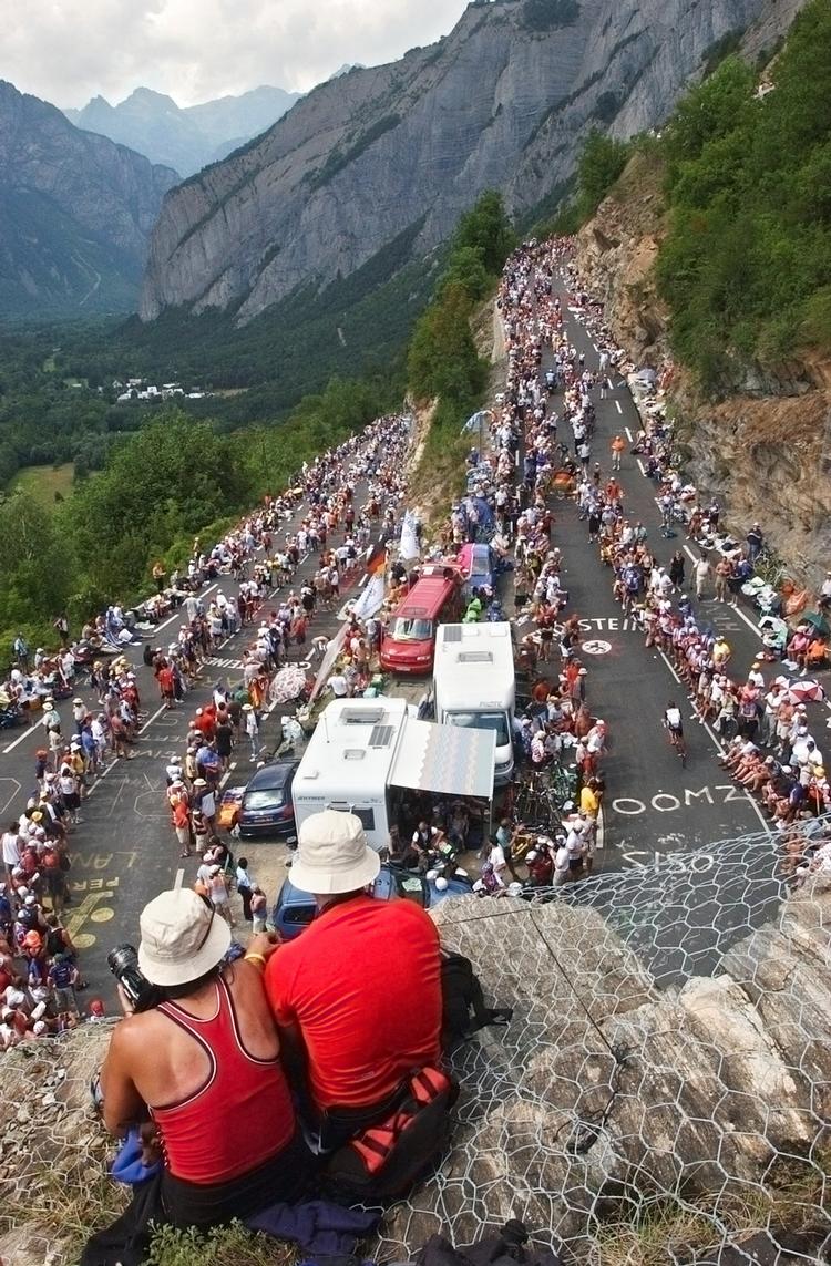 episk. Et af de mest publikumsbesøgte steder i Tour de France er Alpe d'Huez, hvor store afgørende slag er blevet udkæmpet. Billedet er fra etapen i 2004, hvor Lance Armstrong vandt etapen med afslutning på bjerget. 
