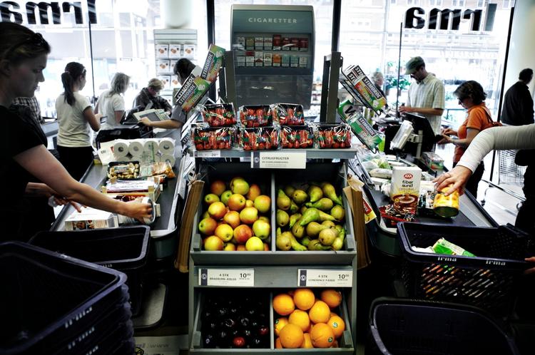 Nudging. Varerne i supermarkeder er placeret, så kunder køber mest muligt. I Irma har man flyttet slik og chokolade fra kassen og i stedet placeret frugt. 