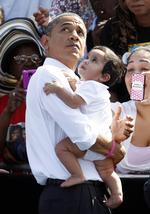 Barnemad. Barack Obama bærer på en baby, mens han forbereder sig til at forlade et valgarrangement i Florida tirsdag. Blot en lille fremgang i målingerne vil gøre ham til storfavorit, men det er usikkert, om den kommer. 