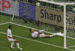 inde. Englands John Terry (liggende) sparker væk i kampen mod Ukraine, men bolden havde passeret stregen, hvilket dommerteamet dog ikke observerede. 
