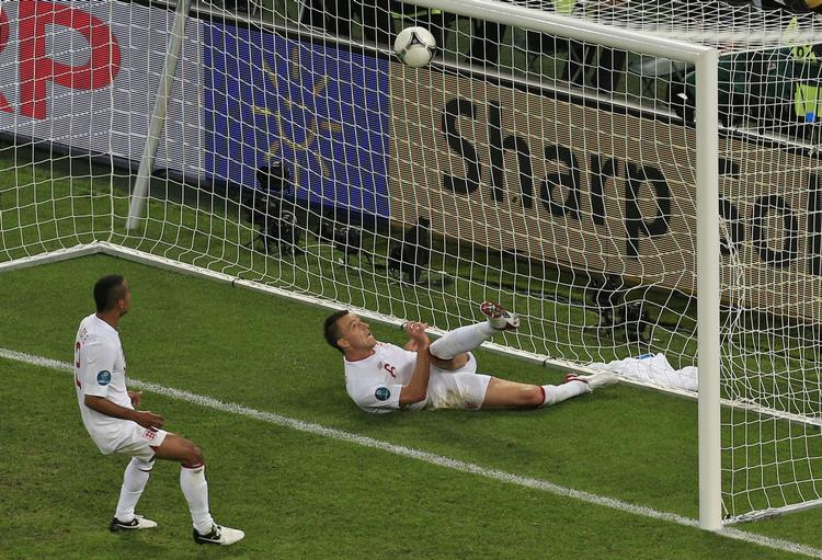 inde. Englands John Terry (liggende) sparker væk i kampen mod Ukraine, men bolden havde passeret stregen, hvilket dommerteamet dog ikke observerede. 