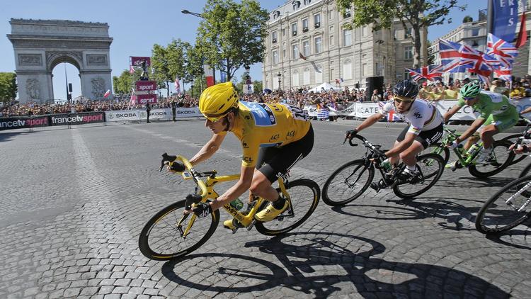 ruteplan. Tour de France afsluttes også i 2013 i midten af Paris, hvor årets vinder Bradley Wiggins (tv) her ses føre feltet an. 