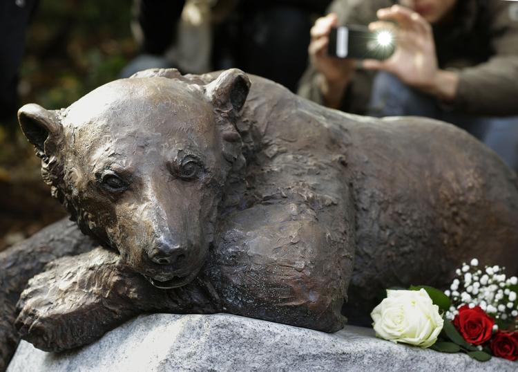 Mindesmærke. Mange kom med blomster og kranse, som de lagde under bronzestatuen af Knut. 