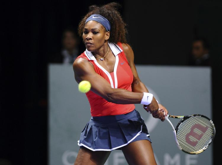 POWER. Trods problemed med førsteserven vandt Serena Williams i to sæt over Li Na. 