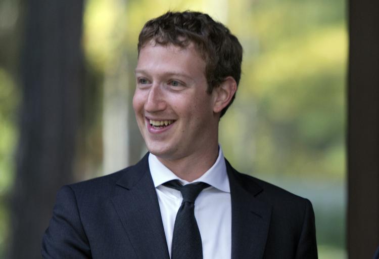 Optur. Efter måneder med dårlige nyheder kunne Mark Zuckerberg i dag præsentere en god: Facebooks indtægter stiger. Her er han i Moskva tidligere på måneden. 