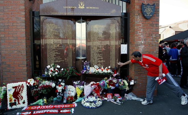 STADIONTRAGEDIE. Fodboldtilskuer ved mindesmærket for Hillsboroughtragedien i Liverpool. 