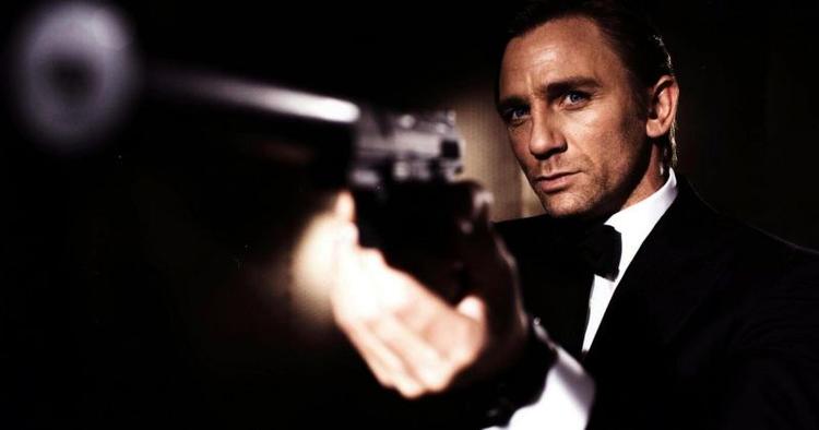 SKRÆDDERSYET. Daniel Craig har fået lavet sine elegante agentskjorter i en af Londons fineste skrædderbutikker, Turnbull &amp; Asser. 
