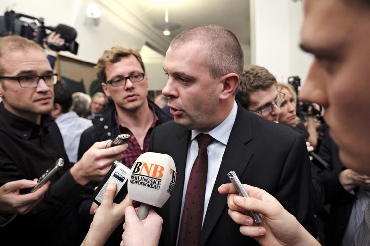 Charmeoffensiv. Regeringen har kynisk udset sig en vælgergruppe, som den forsøger at bestikke for vores andres penge, skriver Rasmus Jarlov (K) om regeringens aftale med DA og de danske kommuner og regioner om øremærkede job til danskere, der er i fare for at miste dagpengene. 