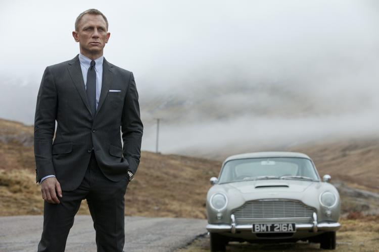 Cool. Daniel Craig som Bond bruger ikke tiden på lommefilosofi og frelst økologi. 