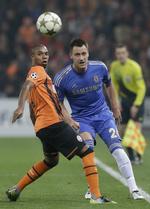 Nederlag. John Terry var tirsdag med til at tabe 2-1 til Shakhtar Donetsk i Champions League, men må pga. karantæne sidde udenfor i Premier League-topopgøret på søndag mod Manchester United. 