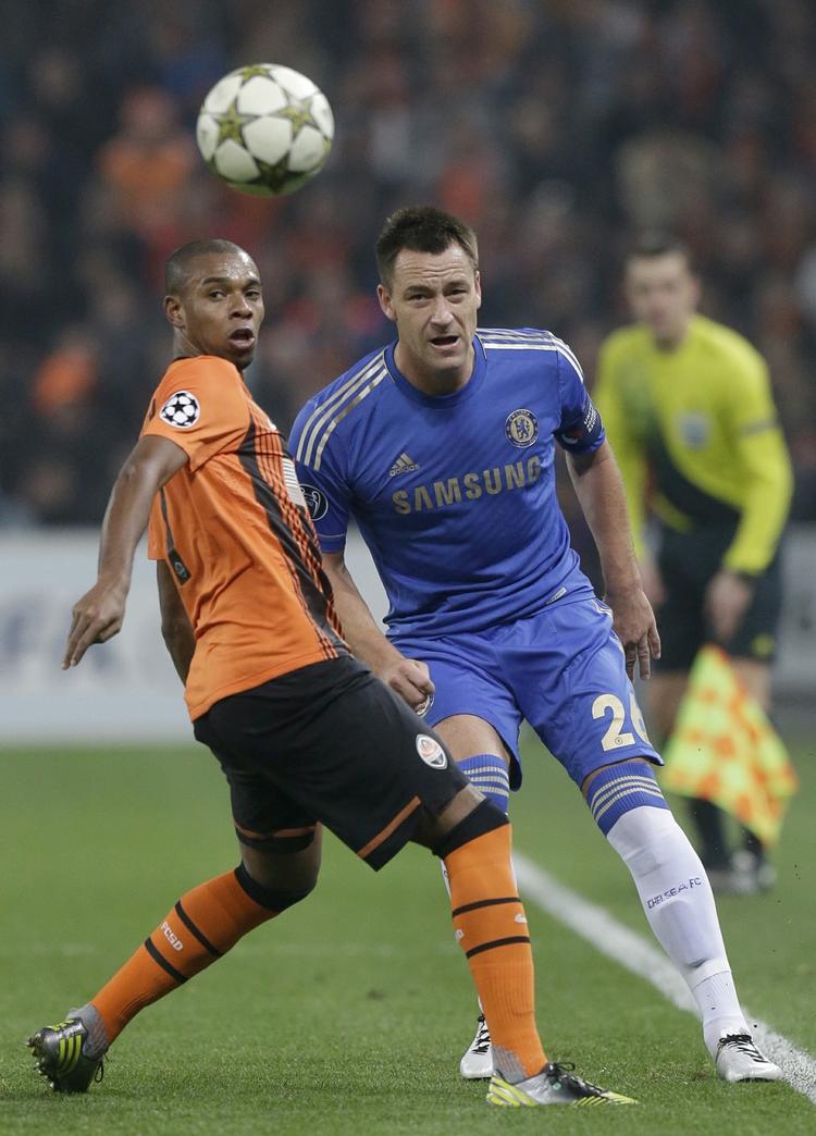 Nederlag. John Terry var tirsdag med til at tabe 2-1 til Shakhtar Donetsk i Champions League, men må pga. karantæne sidde udenfor i Premier League-topopgøret på søndag mod Manchester United. 
