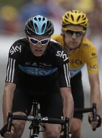 Bejler. Med et hav af bjerg i vente i 2013 er Chris Froome (forrest) det bedste bud på en Sky-kaptajn i næste års Tour de France, hvor der er skåret en masse enkeltstartskilometer væk, hvilket formentlig fører til, at Wiggins (bagerst) end ikke vil prøve på at forsvare sejren fra i år. 