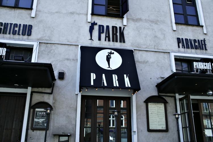 Parkcafé. Den gamle café på Østerbrogade er fortid. En asiatisk fastfood-kæde er rykket ind efter 'nænsomt' at have renoveret stedet. Der er plads til 120 spisende gæster på det nyåbnede 'Kebabish'. 