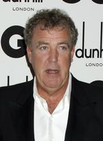 Kontrovers.  Top Gear-værten Jeremy Clarkson formår at bringe sindene i kog.  Nu er han dog frikendt af det britiske Radio-og-tv-nævn. 