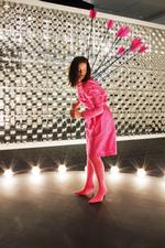 Fest. Fredag aften er der bal i Glyptoteket, når den eksperimenterende musikfestival Wundergrund går i gang. Rundt om i gangene kan man støde på performancekunstneren Tori Wrånes, der godt kan give husets mumier konkurrence til lige til stregen. 