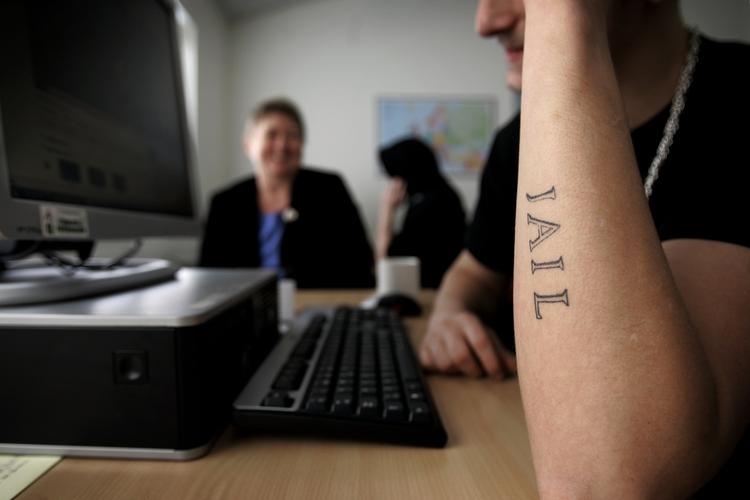 Uddannelse. Fangernes muligheder for at tage en uddannelse i fængslerne er ikke gode nok, erkender Kriminalforsorgen. 