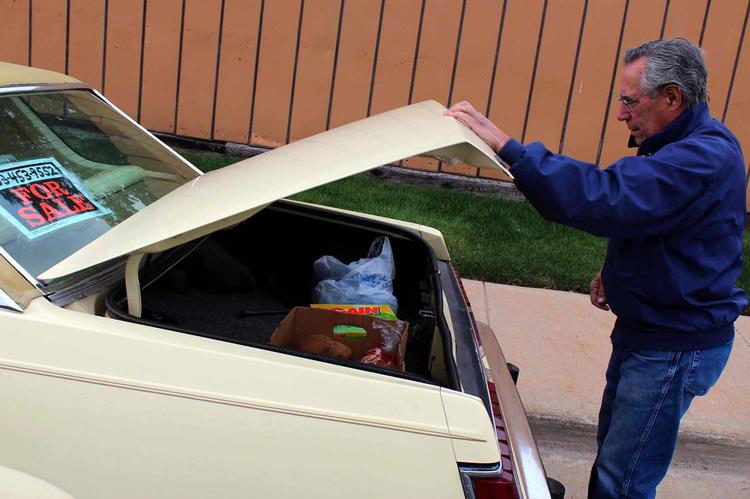 Slagtilbud. Bilen er egentlig mere værd, men Paul Puma er parat til at sælge sin gule Ford for 2.000 dollar. Nødhjælpsorganisationerne møder flere og flere af hans slags. 