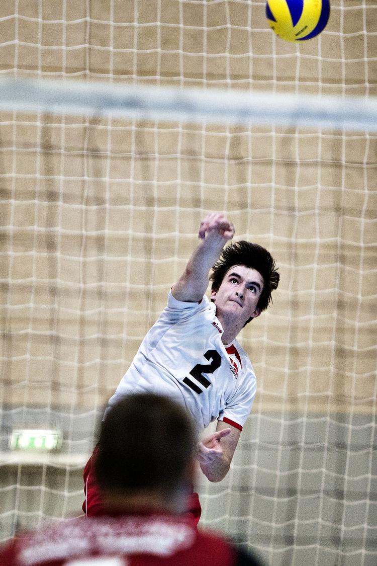 klubskifte. Peter Trolle Bonnesen ses i en kamp for det danske U20-landshold i volleyball. 