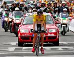 dopet. CSC's David Zabriskie krydser stregen på fjerde etape af Tour de France 2005 i den gule førertrøje, som han måtte aflevere til Lance Armstrong efter etapen. 
