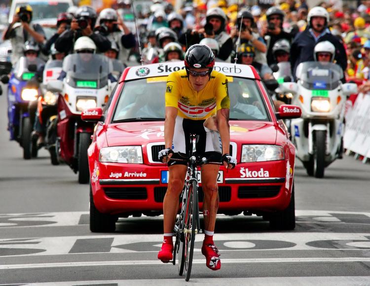 dopet. CSC's David Zabriskie krydser stregen på fjerde etape af Tour de France 2005 i den gule førertrøje, som han måtte aflevere til Lance Armstrong efter etapen. 