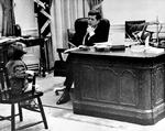 Fars kontor. Caroline Kennedy  besøger sin far, John F. Kennedy, i det ovale kontor. I bogen 'Listening In' er der  imellem storpolitiske møder også  øjeblikke, hvor børnene John F. Kennedy, Jr. og Caroline Kennedy pludselig kan høres. 