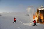 OZONHUL. Personale ved forskningsstation på Sydpolen sender vejrballon med ozon-måleudstyr op. 