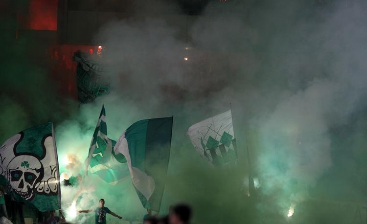 sammenstød. Tilhængere af Panathinaikos tænder romerlys på tribunen under kampen mod Lazio. 