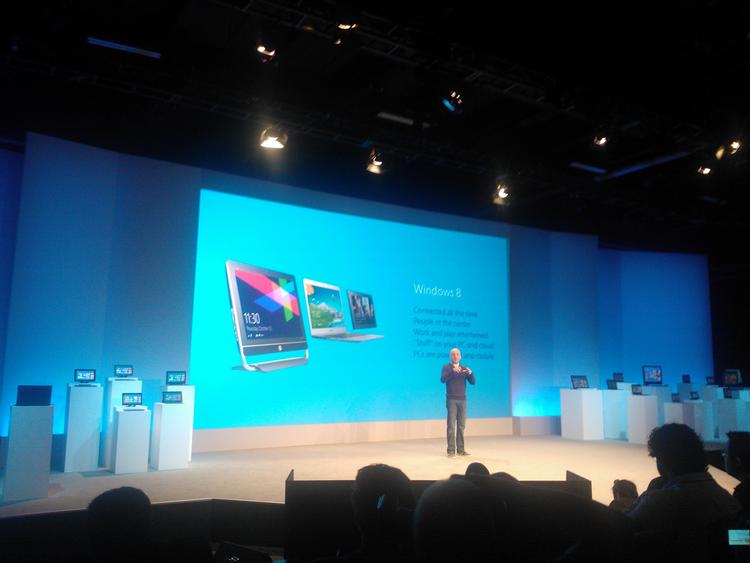 PC-DØD. Steven Sinofsky fra Microsoft ifærd med at introducere den nye Windows 8 til verden, omgivet af tablets og nye Windows 8-pc'er med touch-skærm. 