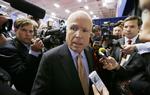 Skuffet. Senator John McCain retter hård kritik mod sin partifælle Colin Powell, efter at den tidigere udenrigsminister i går anbefalede amerikanerne at stemme på Barack Obama. Her taler McCain med pressen før tv-debatten mellem præsidentkandidaterne natten til tirsdag i Florida. 