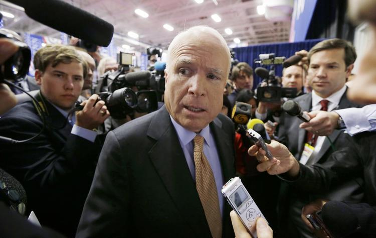 Skuffet. Senator John McCain retter hård kritik mod sin partifælle Colin Powell, efter at den tidigere udenrigsminister i går anbefalede amerikanerne at stemme på Barack Obama. Her taler McCain med pressen før tv-debatten mellem præsidentkandidaterne natten til tirsdag i Florida. 