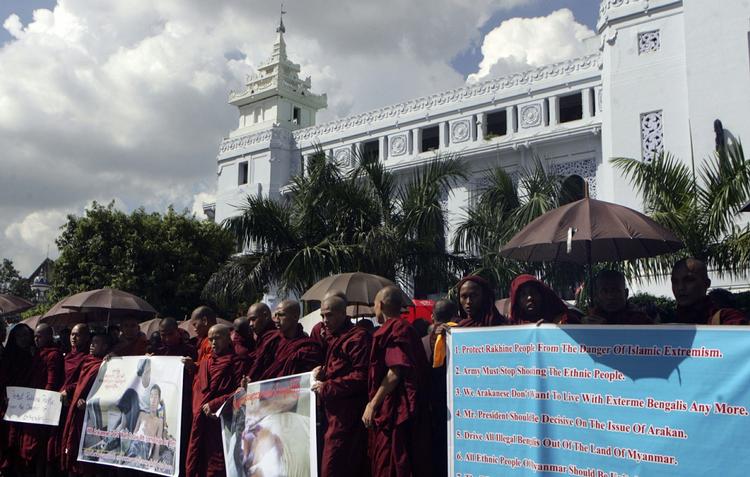 Protest. Buddistiske munke protesterer over den stigende vold i Myanmar. 