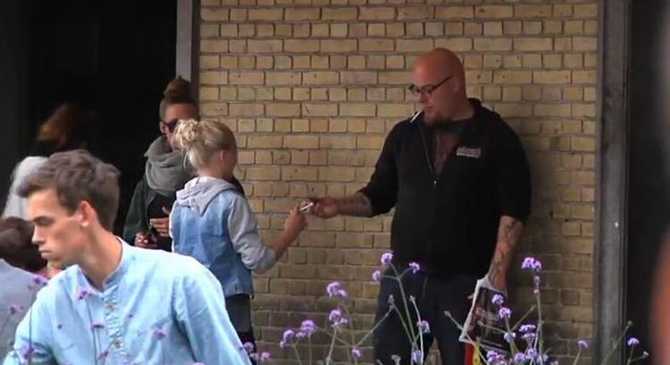 Børneryger. Ni ud af ti tilfældige danskere ville gerne tænde en cigaret for forsøgets ti-årige pige. (skærmdump fra filmen) 