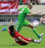 omskifteligt. Thomas Kahlenberg (i grønt) var helt ude i kulden under træner Felix Magath, men blev taget til nåde. 