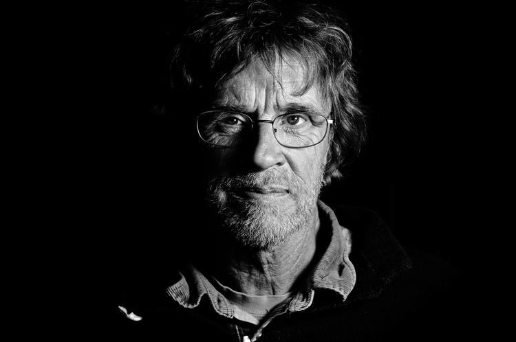 Kontrolfreak. Haveværten Søren Ryge mener ikke selv, at han forsøger at kontrollere andet end sit hår. Djævlens Advokat er ikke helt enig. 