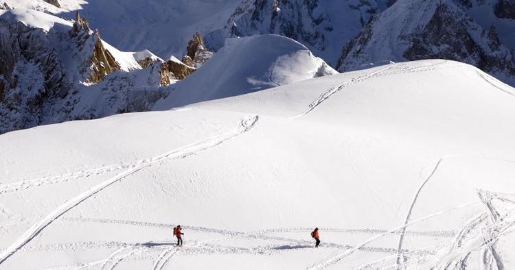 VALGFRIT. Chamonix med de takkede toppe er kendt for Vallée Blanche-offpisteturen, som starter her i 3.800 meters højde. Men verdens bedste skiområde har også masser af løjper for langrendsløbere. 